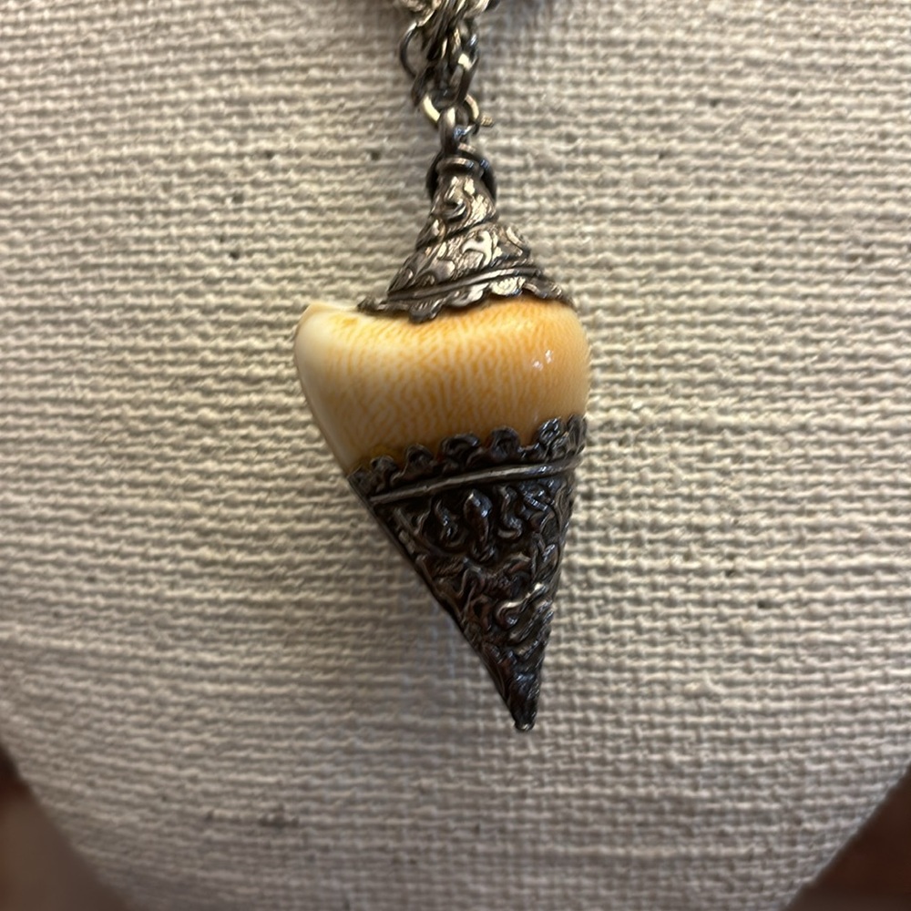 Large Statement Necklace Shell - Picture 3 of 9
